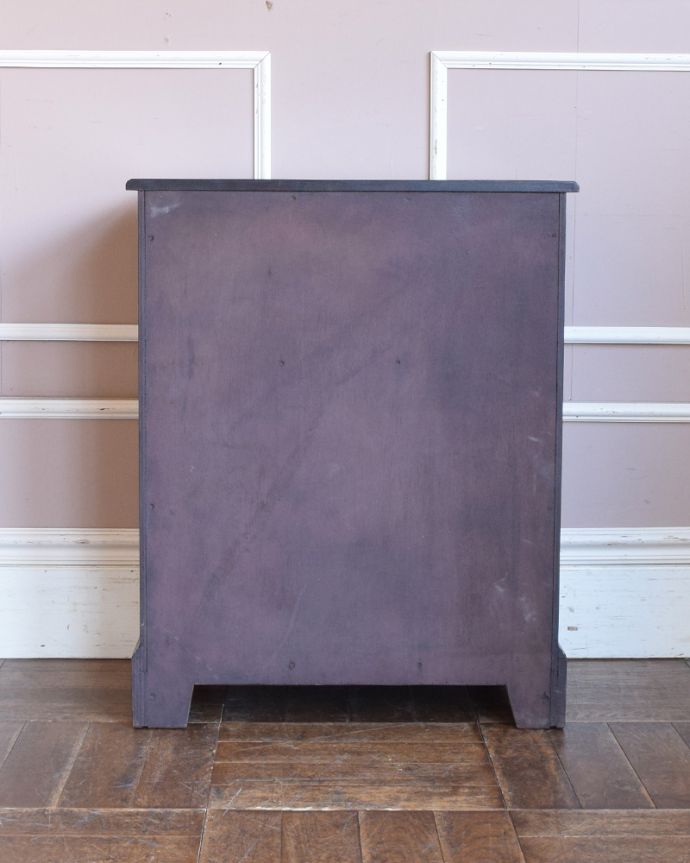 アンティークのチェスト　アンティーク家具　お片付け上手なチェストオブドロワーズ、マホガニー材のアンティーク家具。アンティークは新品ではないので、もちろん経年変化によるキズはありますが、専門の職人が目立たないようキレイにお直しをしているので、後姿までキレイです。(q-828-f)