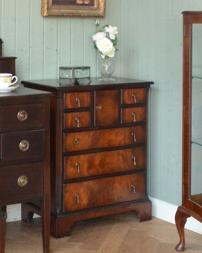 アンティークのチェスト　アンティーク家具　お片付け上手なチェストオブドロワーズ、マホガニー材のアンティーク家具。小さくても優雅な脚で存在感バッチリのキャビネットどんな場所でも置けるコンパクトなサイズ。(q-828-f)