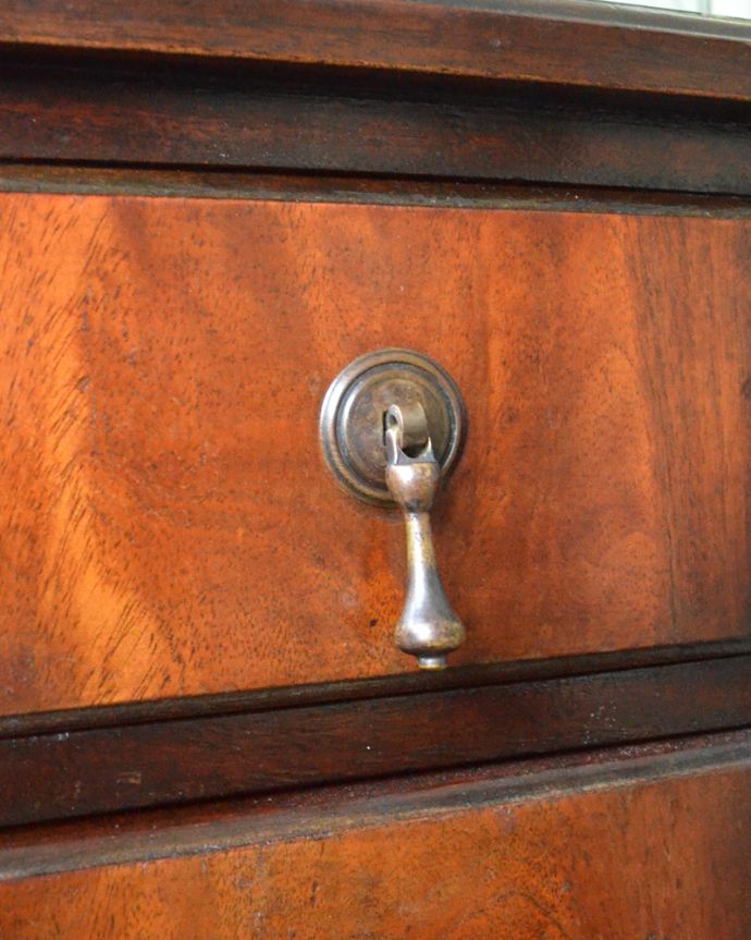 アンティークのチェスト　アンティーク家具　お片付け上手なチェストオブドロワーズ、マホガニー材のアンティーク家具。引き出しの取っ手は、ドロップタイプ。(q-828-f)