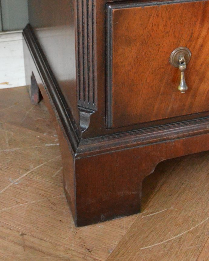 アンティークのチェスト　アンティーク家具　お片付け上手なチェストオブドロワーズ、マホガニー材のアンティーク家具。カッティングされた脚がキレイです。(q-828-f)