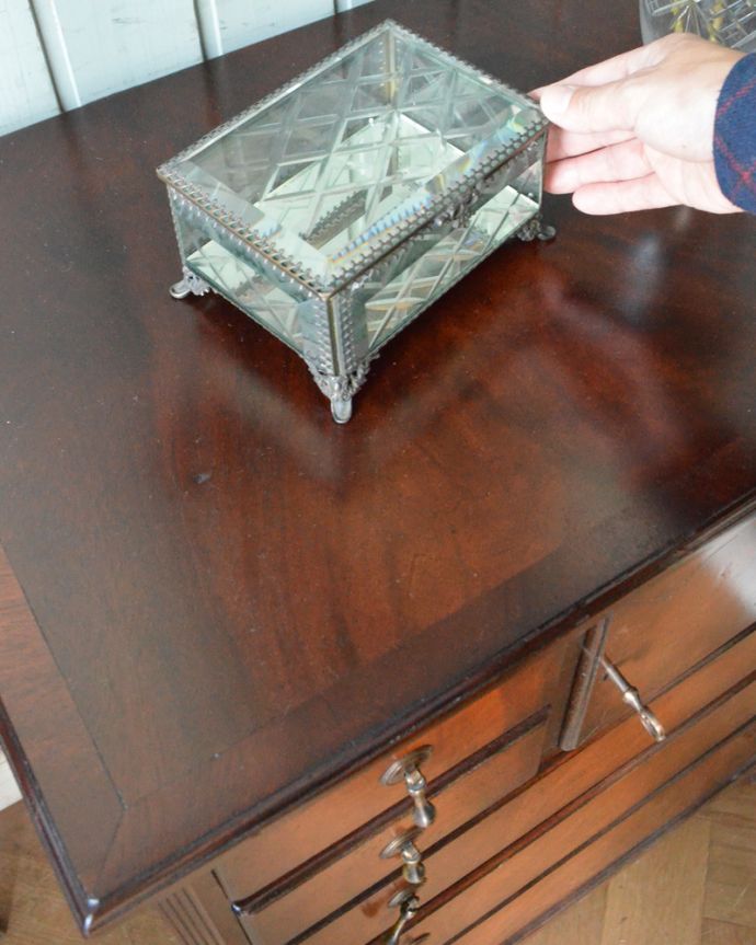 アンティークのチェスト　アンティーク家具　お片付け上手なチェストオブドロワーズ、マホガニー材のアンティーク家具。濃い茶色が美しいです。(q-828-f)