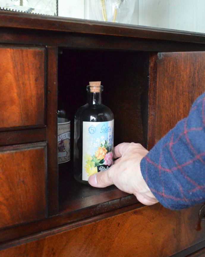 アンティークのチェスト　アンティーク家具　お片付け上手なチェストオブドロワーズ、マホガニー材のアンティーク家具。香水瓶や、パフュームを入れるのにもピッタリな小さな扉収納です。(q-828-f)