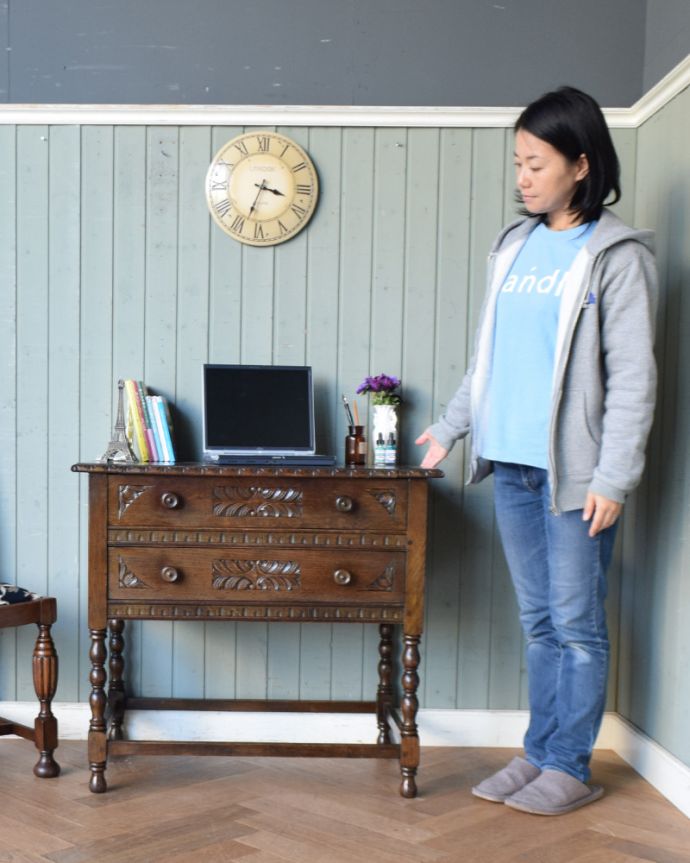 アンティークのデスク・書斎机　アンティーク家具　こう見えて、お片付け上手！コンパクトなアンティークのライティングデスク（机）。お気に入りのチェアと合わせて、自分だけのスペースを作ってみてください。(q-829-f)