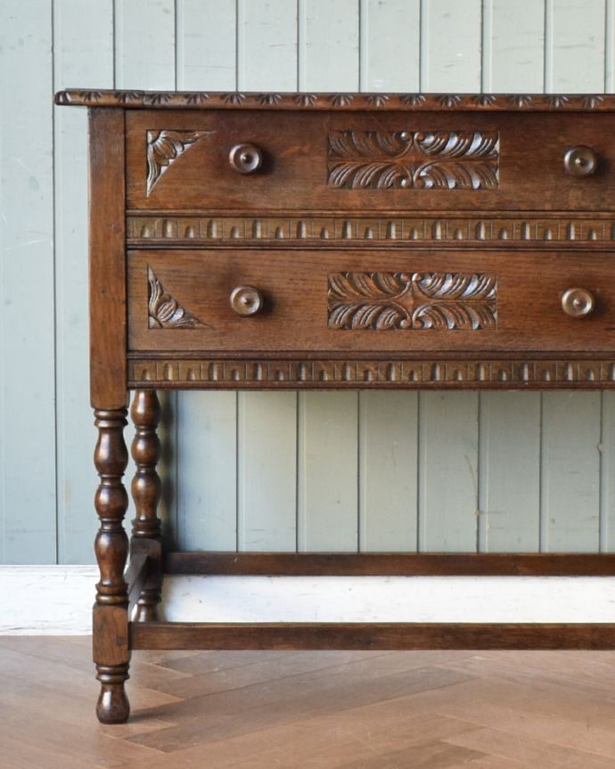 アンティークのデスク・書斎机　アンティーク家具　こう見えて、お片付け上手！コンパクトなアンティークのライティングデスク（机）。細やかな装飾が美しいデスク。(q-829-f)