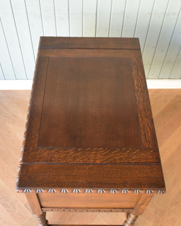 アンティークのデスク・書斎机　アンティーク家具　こう見えて、お片付け上手！コンパクトなアンティークのライティングデスク（机）。デスクを片付けてしまうと、木製の天板に！もちろん、このままデスクにしても使えますよ。(q-829-f)