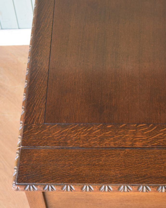 アンティークのデスク・書斎机　アンティーク家具　こう見えて、お片付け上手！コンパクトなアンティークのライティングデスク（机）。天板の縁には、飾り彫りが施されています。(q-829-f)