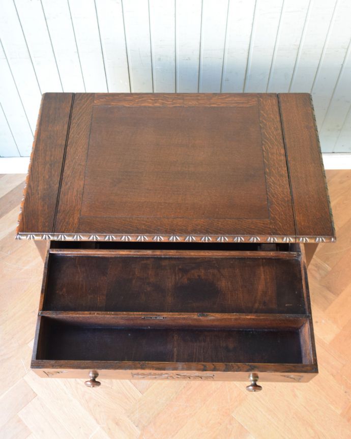 アンティークのデスク・書斎机　アンティーク家具　こう見えて、お片付け上手！コンパクトなアンティークのライティングデスク（机）。引き出しは、２杯あります。(q-829-f)