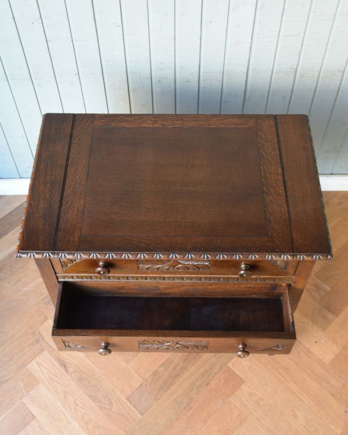 アンティークのデスク・書斎机　アンティーク家具　こう見えて、お片付け上手！コンパクトなアンティークのライティングデスク（机）。下の引き出しです。(q-829-f)