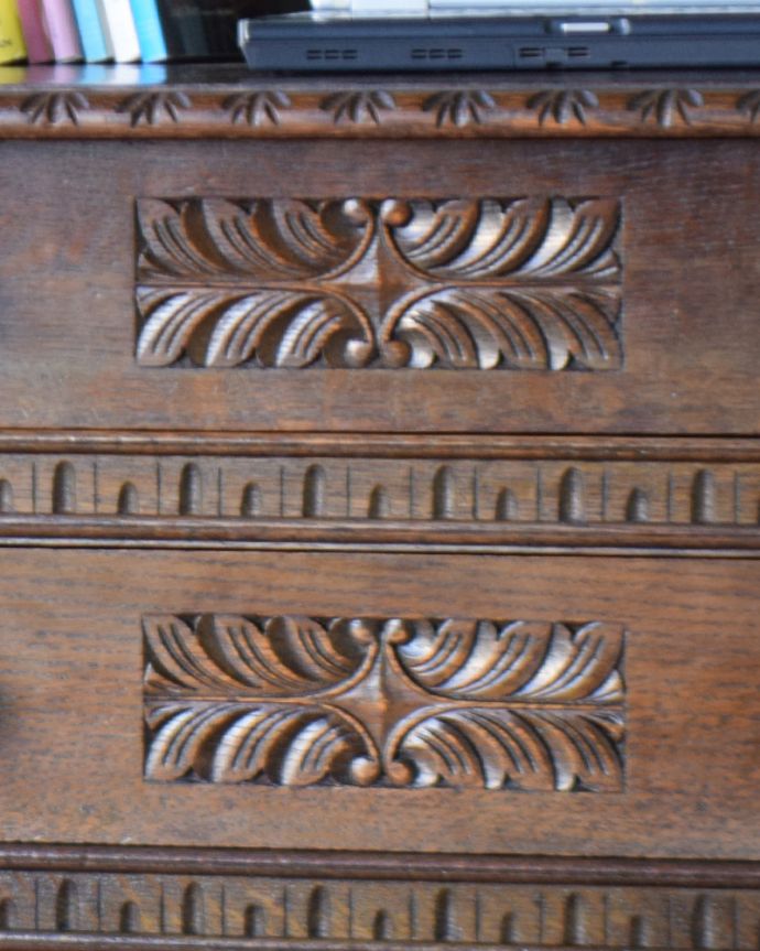 アンティークのデスク・書斎机　アンティーク家具　こう見えて、お片付け上手！コンパクトなアンティークのライティングデスク（机）。ゴージャスになり過ぎない、しっとりと大人っぽい装飾。(q-829-f)