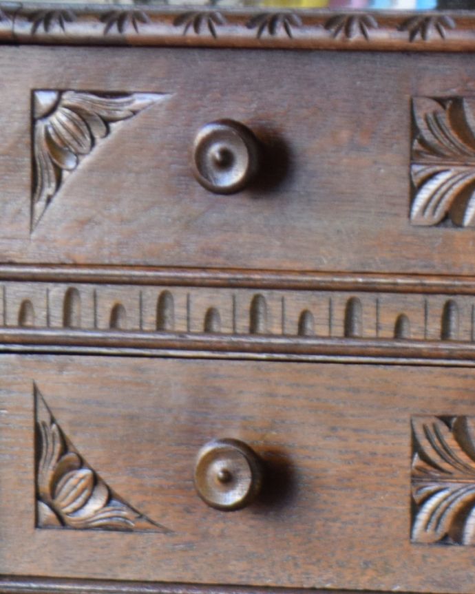 アンティークのデスク・書斎机　アンティーク家具　こう見えて、お片付け上手！コンパクトなアンティークのライティングデスク（机）。引き出しの取っ手は、木製の真ん丸取っ手。(q-829-f)