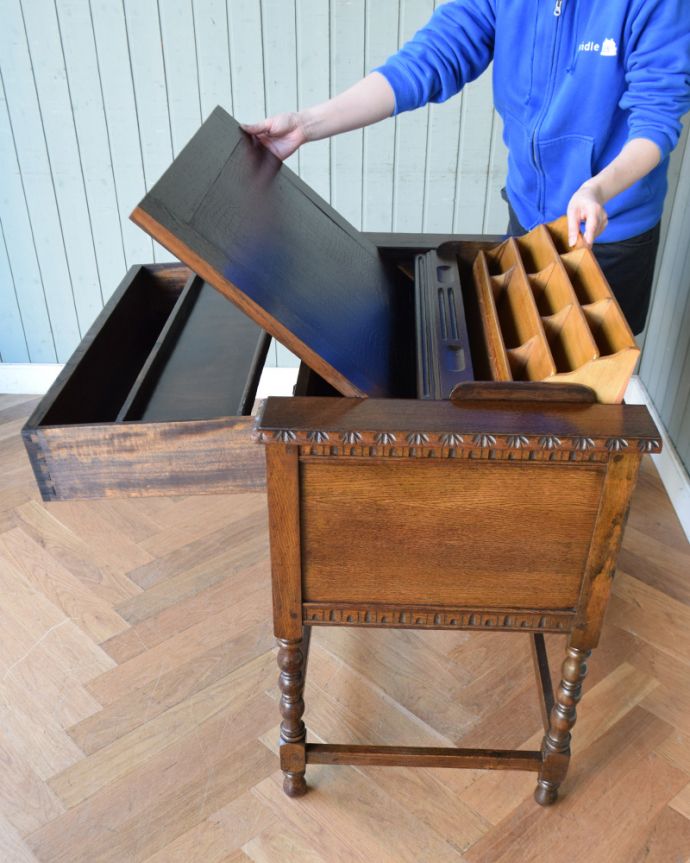 アンティークのデスク・書斎机　アンティーク家具　こう見えて、お片付け上手！コンパクトなアンティークのライティングデスク（机）。デスクの出し方は、上段引き出しを引いて、天板を返します。(q-829-f)