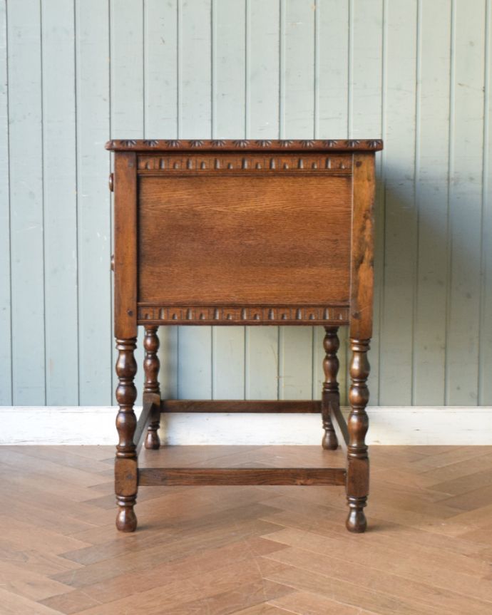 アンティークのデスク・書斎机　アンティーク家具　こう見えて、お片付け上手！コンパクトなアンティークのライティングデスク（机）。サイドから見ても抜群に雰囲気があります。(q-829-f)