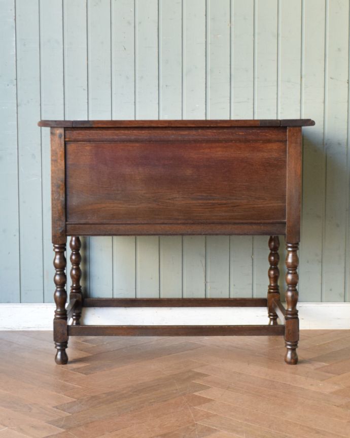 アンティークのデスク・書斎机　アンティーク家具　こう見えて、お片付け上手！コンパクトなアンティークのライティングデスク（机）。アンティークは新品ではないので、もちろん経年変化によるキズはありますが、専門の職人が目立たないようキレイにお直しをしているので、後姿までキレイです。(q-829-f)