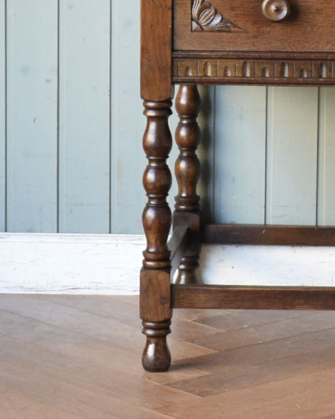 アンティークのデスク・書斎机　アンティーク家具　こう見えて、お片付け上手！コンパクトなアンティークのライティングデスク（机）。丸い足先が可愛いです。(q-829-f)