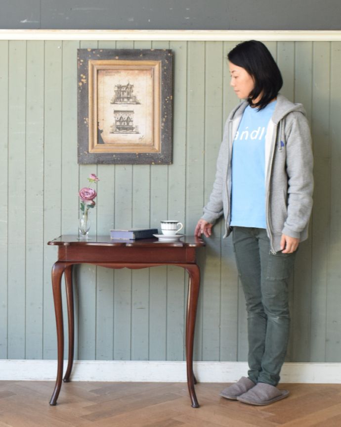 ロイドテーブル アンティーク家具 象嵌が入ったアンティーク英国家具、クラシックなデザインのティーテーブル。お部屋の片隅に置いてあるだけでオシャレな空気に!(モデルの身長は159cmです)。(q-830-f)