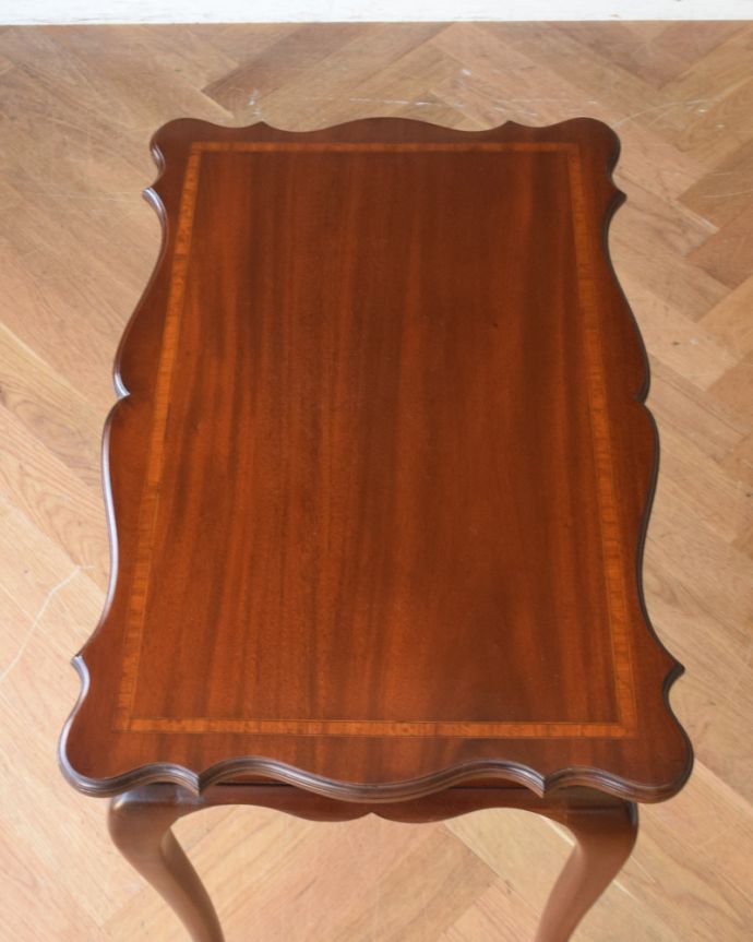 ロイドテーブル アンティーク家具 象嵌が入ったアンティーク英国家具、クラシックなデザインのティーテーブル。天板もキレイに仕上げました。(q-830-f)