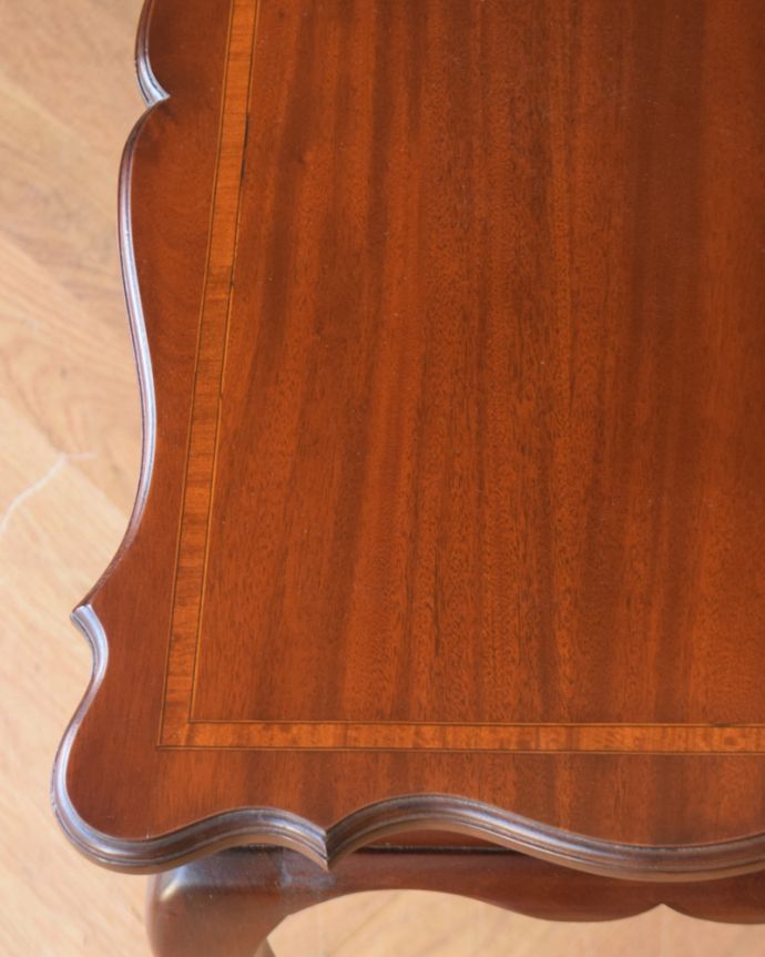 ロイドテーブル アンティーク家具 象嵌が入ったアンティーク英国家具、クラシックなデザインのティーテーブル。象嵌でラインを施されています。(q-830-f)