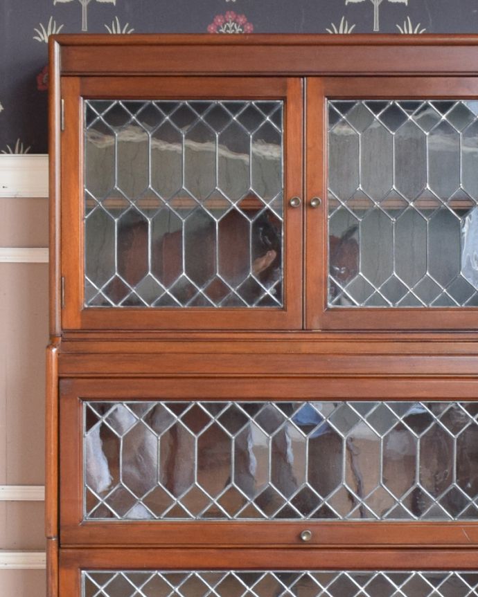 アンティークのキャビネット アンティーク家具 イギリスのアンティーク家具、ステンドグラス入りのスタッキングブックケース(本棚)。職人さんの技が生きた装飾です。(q-831-f)