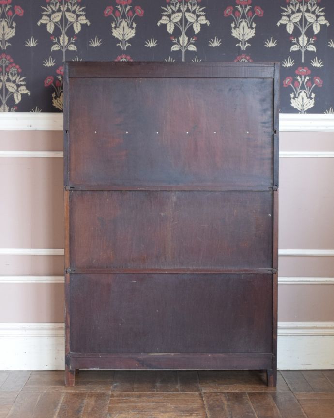 アンティークのキャビネット アンティーク家具 イギリスのアンティーク家具、ステンドグラス入りのスタッキングブックケース(本棚)。アンティークは新品ではないので、もちろん経年変化によるキズはありますが、専門の職人が目立たないようキレイにお直しをしているので、後姿までキレイです。(q-831-f)