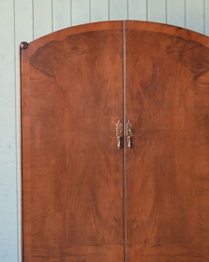 ウォルナット材のイギリスアンティーク家具、アーチ型になったカップ