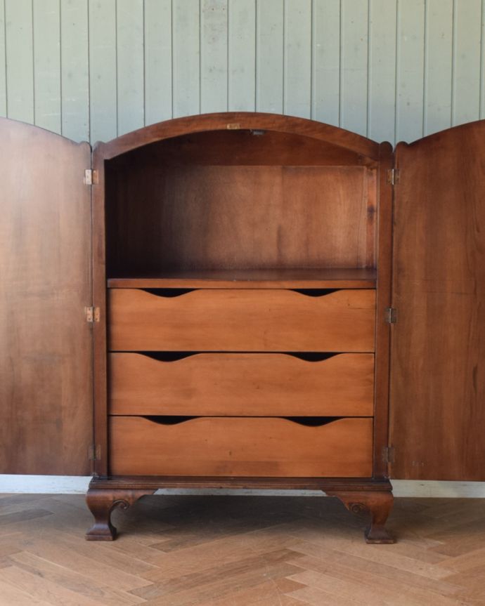 ウォルナット材のイギリスアンティーク家具、アーチ型になったカップ