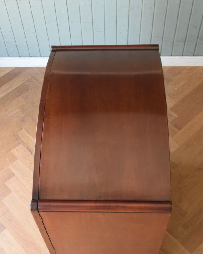 アンティークのキャビネット　アンティーク家具　ウォルナット材のイギリスアンティーク家具、アーチ型になったカップボード。天板はアーチ状に仕上がっています。(q-832-f)