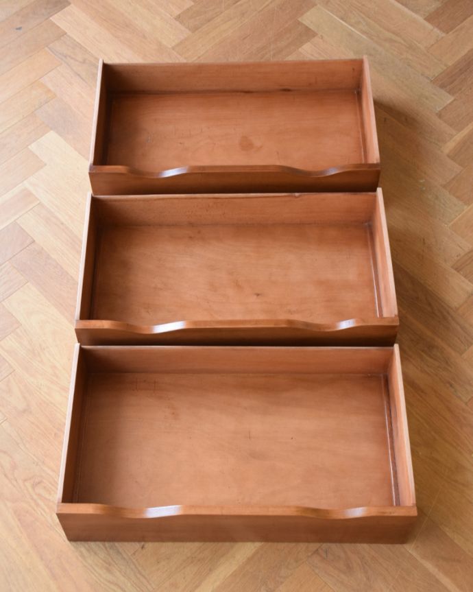 アンティークのキャビネット　アンティーク家具　ウォルナット材のイギリスアンティーク家具、アーチ型になったカップボード。扉の中には、３杯の引き出しが入っています。(q-832-f)