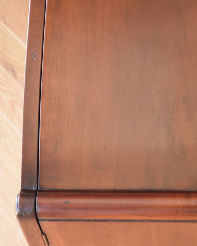 アンティークのキャビネット　アンティーク家具　ウォルナット材のイギリスアンティーク家具、アーチ型になったカップボード。ウォルナット材の大胆な木目も魅力的です。(q-832-f)