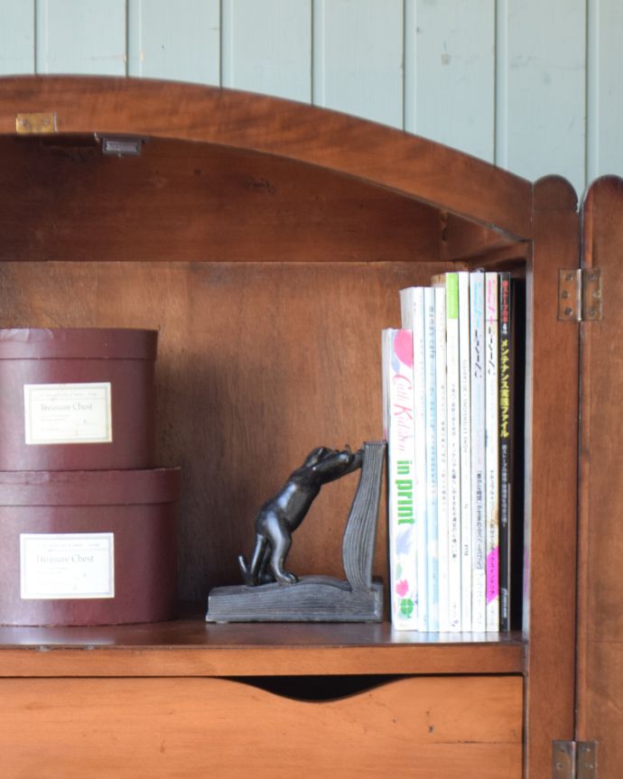 アンティークのキャビネット　アンティーク家具　ウォルナット材のイギリスアンティーク家具、アーチ型になったカップボード。上段の棚には、雑誌のような背の高いものも収納できます。(q-832-f)