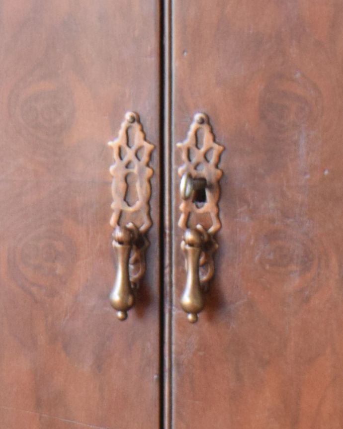 アンティークのキャビネット　アンティーク家具　ウォルナット材のイギリスアンティーク家具、アーチ型になったカップボード。エレガントなおしゃれな取っ手です。(q-832-f)