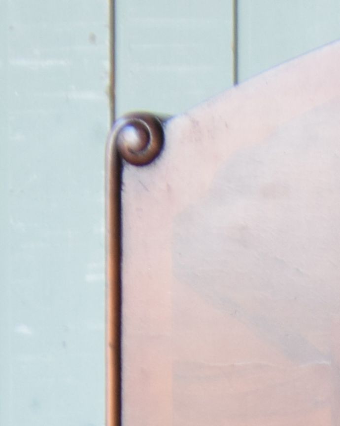 アンティークのキャビネット　アンティーク家具　ウォルナット材のイギリスアンティーク家具、アーチ型になったカップボード。さり気なく角に施した装飾。(q-832-f)