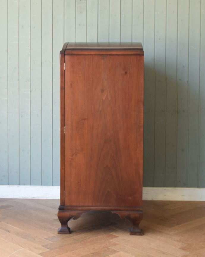 アンティークのキャビネット　アンティーク家具　ウォルナット材のイギリスアンティーク家具、アーチ型になったカップボード。サイドもしっかり作られています。(q-832-f)