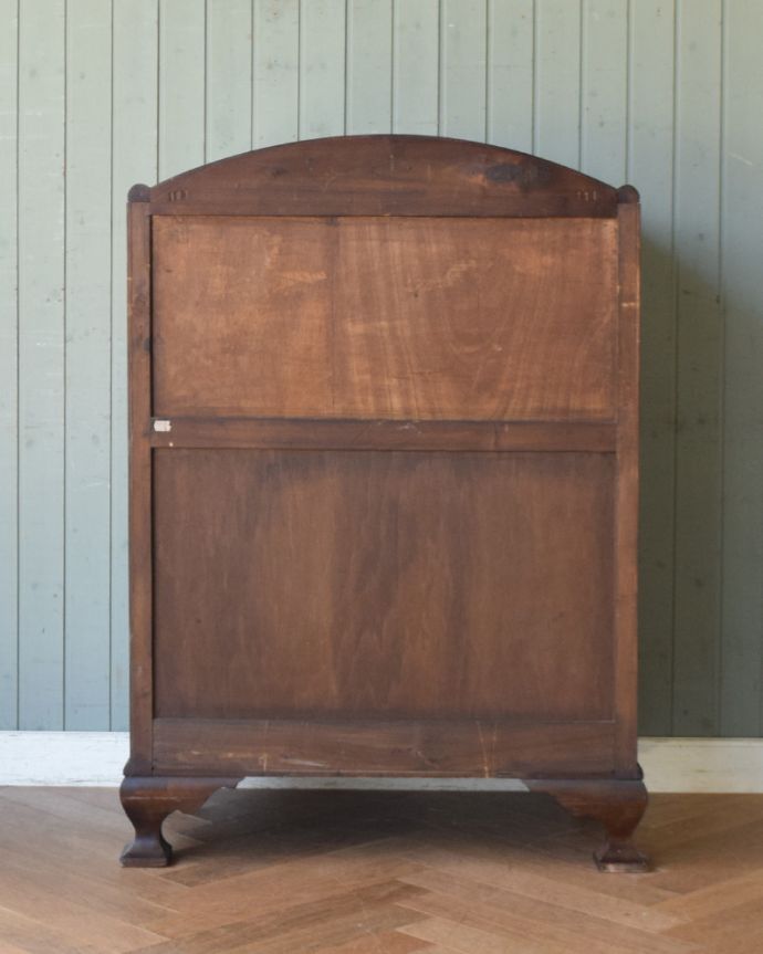 アンティークのキャビネット　アンティーク家具　ウォルナット材のイギリスアンティーク家具、アーチ型になったカップボード。アンティークは新品ではないので、もちろん経年変化によるキズはありますが、専門の職人が目立たないようキレイにお直しをしているので、後姿までキレイです。(q-832-f)