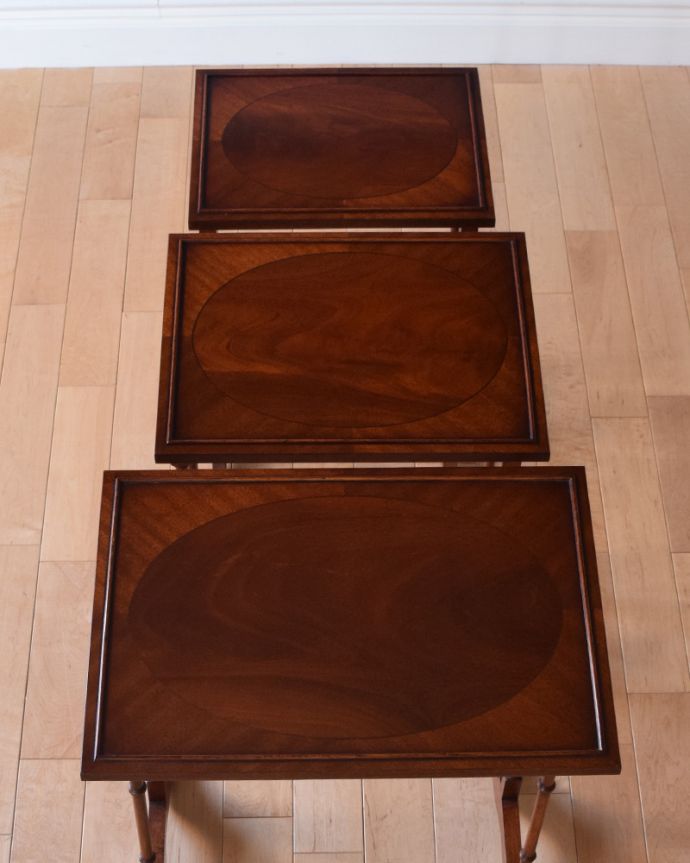 ロイドテーブル アンティーク家具 マホガニー材のアンティーク家具、英国から届いたネストテーブル(3点セット)。天板もピカピカにお直ししました。(q-833-f)
