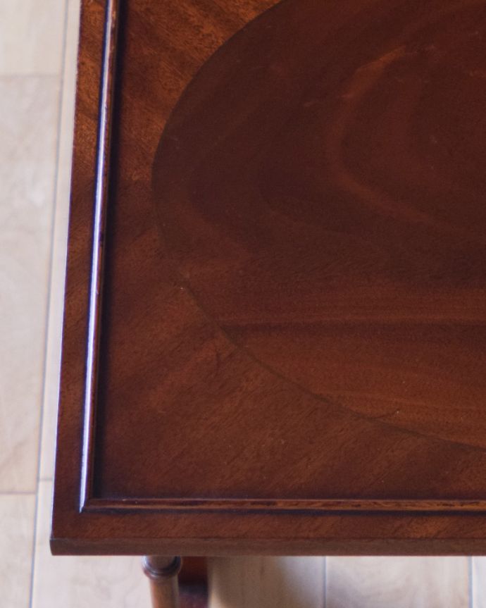 ロイドテーブル アンティーク家具 マホガニー材のアンティーク家具、英国から届いたネストテーブル(3点セット)。それぞれ天板に縁どりを入れて、高級感のある仕上がりです。(q-833-f)