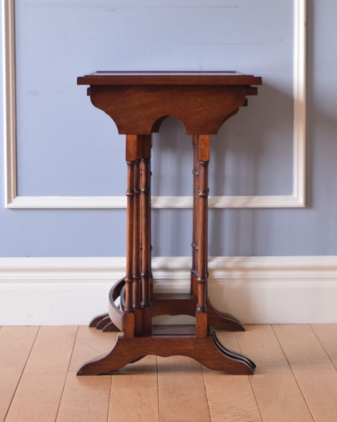 ロイドテーブル アンティーク家具 マホガニー材のアンティーク家具、英国から届いたネストテーブル(3点セット)。横から見てもピタッと収まっています。(q-833-f)