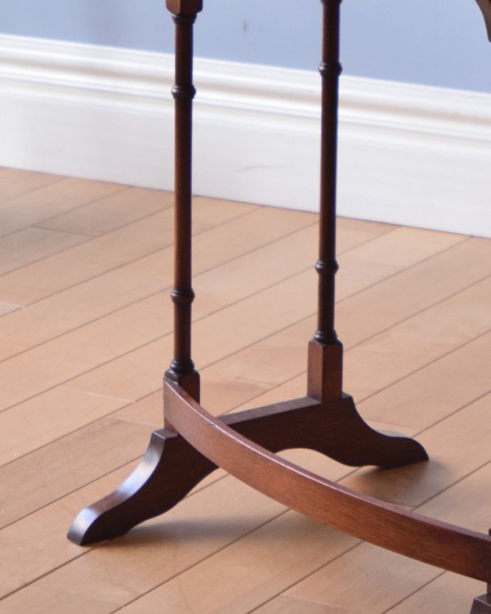 ロイドテーブル アンティーク家具 マホガニー材のアンティーク家具、英国から届いたネストテーブル(3点セット)。キチンとお直ししてありますので、安定感のある脚です。(q-833-f)