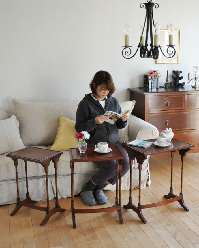 ロイドテーブル アンティーク家具 マホガニー材のアンティーク家具、英国から届いたネストテーブル(3点セット)。ソファの前で使ってみませんか?お茶をする時間が、一段と優雅になります。(q-833-f)