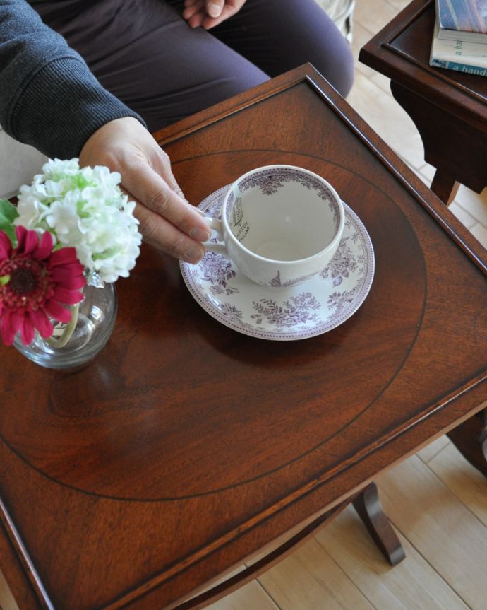 ロイドテーブル アンティーク家具 マホガニー材のアンティーク家具、英国から届いたネストテーブル(3点セット)。天板に施された模様は上品で美しい!何を置いても、なんだかワクワクしちゃう・・・。(q-833-f)