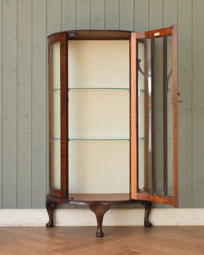 アンティークのキャビネット　アンティーク家具　イギリス輸入のアンティーク家具、ウォルナット材を使用したガラスキャビネット（飾り棚）。「見せる収納」！置く場所を選ばずに使えちゃう。(q-834-f)