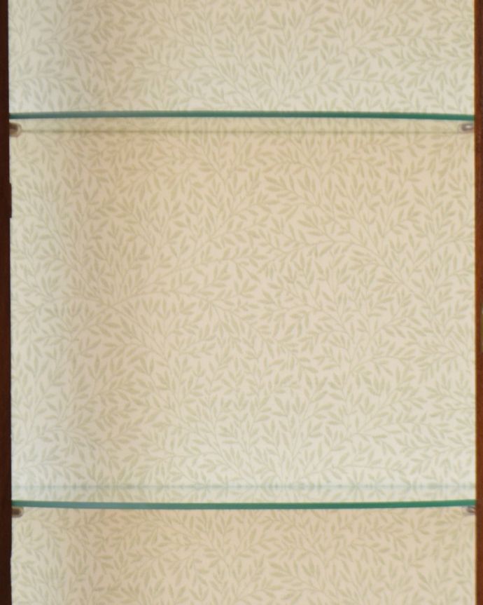 アンティークのキャビネット　アンティーク家具　イギリス輸入のアンティーク家具、ウォルナット材を使用したガラスキャビネット（飾り棚）。中のアイテムが引き立つ柄をセレクト新しいものに張り替えています。(q-834-f)