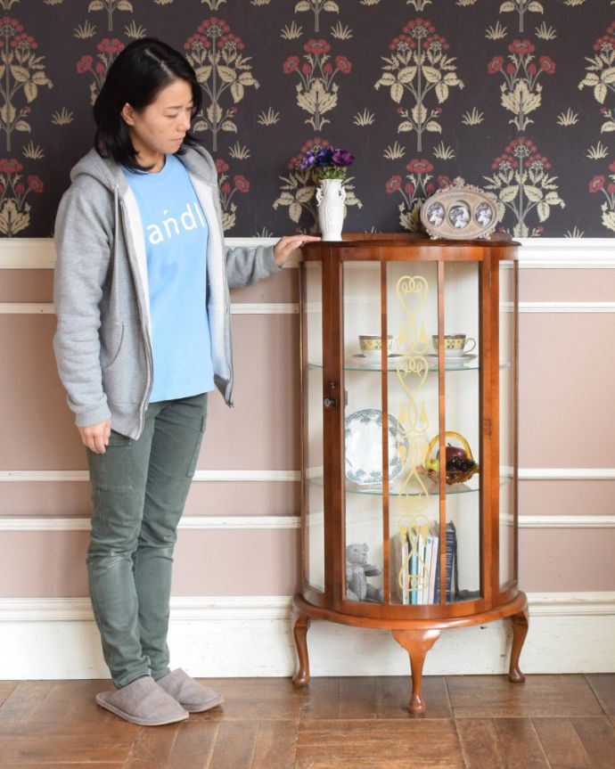 アンティークのキャビネット　アンティーク家具　ゴールドのハートの模様が入ったコンパクとなガラスキャビネット、英国アンティーク家具。お気に入りの雑貨や食器を並べてみましょう。(q-835-f)