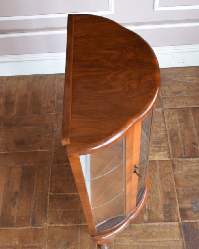 アンティークのキャビネット　アンティーク家具　ゴールドのハートの模様が入ったコンパクとなガラスキャビネット、英国アンティーク家具。天板もピカピカにお直ししました。(q-835-f)