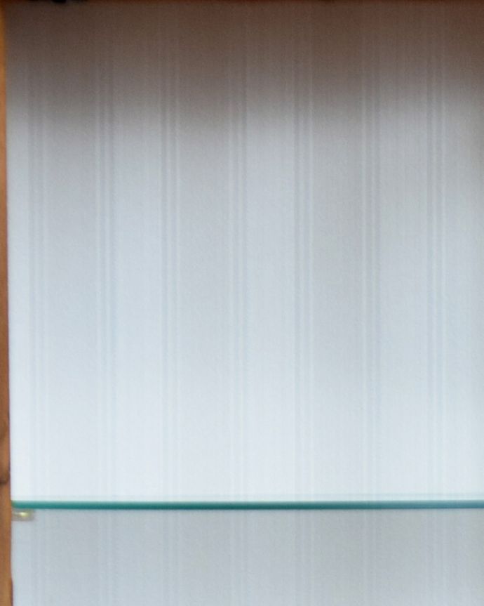 アンティークのキャビネット　アンティーク家具　ゴールドのハートの模様が入ったコンパクとなガラスキャビネット、英国アンティーク家具。中のアイテムが引き立つ柄をセレクトして、新しいものに張り替えています。(q-835-f)