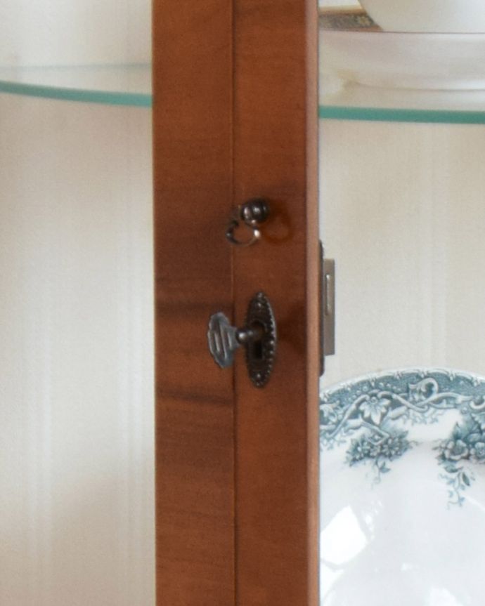 アンティークのキャビネット　アンティーク家具　ゴールドのハートの模様が入ったコンパクとなガラスキャビネット、英国アンティーク家具。小さな取っ手と鍵穴が付いています。(q-835-f)