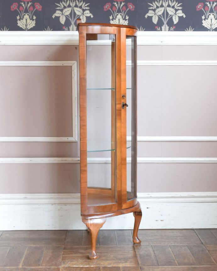 アンティークのキャビネット　アンティーク家具　ゴールドのハートの模様が入ったコンパクとなガラスキャビネット、英国アンティーク家具。サイドもガラスなので、どこから見ても美しいです！。(q-835-f)