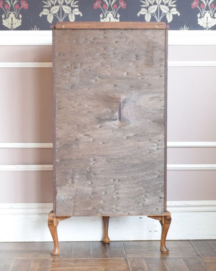 アンティークのキャビネット　アンティーク家具　ゴールドのハートの模様が入ったコンパクとなガラスキャビネット、英国アンティーク家具。アンティークは新品ではないので、もちろん経年変化によるキズはありますが、専門の職人が目立たないようキレイにお直しをしているので、後姿までキレイです。(q-835-f)