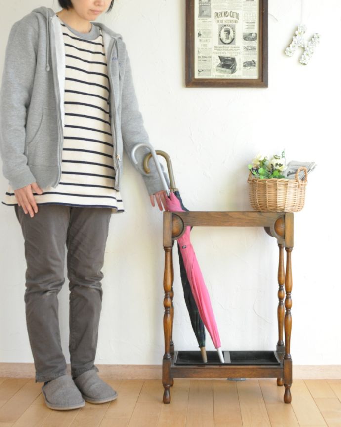 アンティークの玄関収納　アンティーク家具　小さなアンティークの英国家具、木製のステッキスタンド。コンパクトなので使いやすいです。(q-836-f)