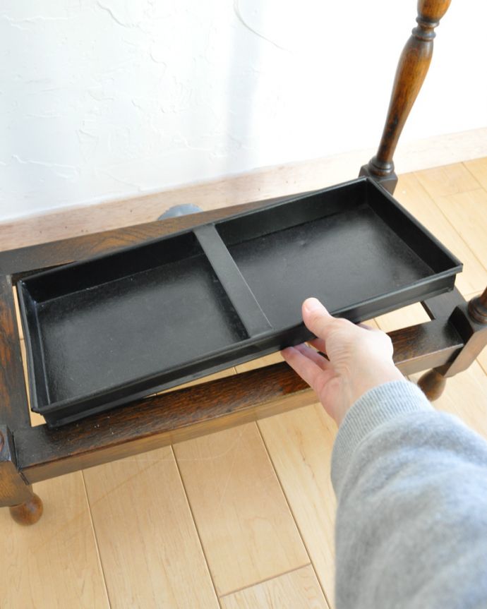 アンティークの玄関収納　アンティーク家具　小さなアンティークの英国家具、木製のステッキスタンド。雨受けは取り外せます。(q-836-f)