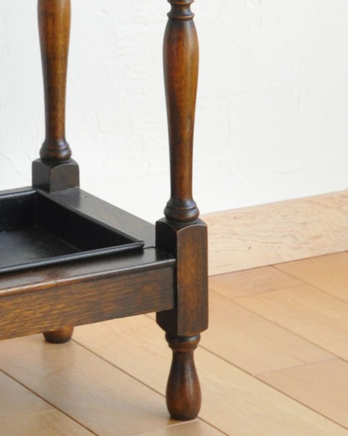 アンティークの玄関収納　アンティーク家具　小さなアンティークの英国家具、木製のステッキスタンド。小さな脚があります。(q-836-f)